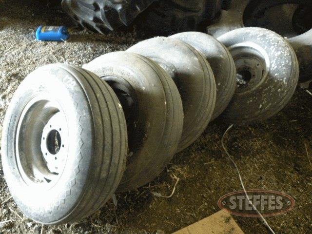 Pallet of 9.5L-15 tires_1.jpg